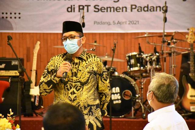 Plt Walikota Padang Hendri Septa saat bersilaturahmi ke Semen Padang